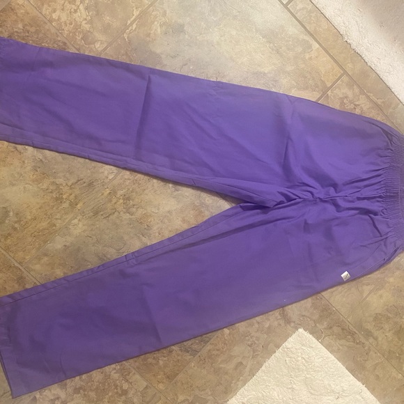 Brand new Butter soft hooded scrub set - Picture 3 of 3